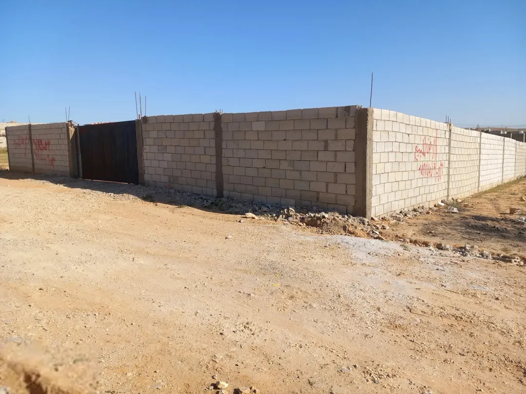 موجود ارض 640متر عليها حوش فيها اساس غرفتين ومطبخ وحمام في الموقر طور شومر مطلوب فيها 13 الف كاش