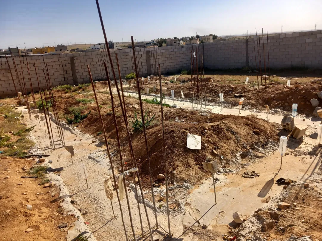 موجود ارض 640متر عليها حوش فيها اساس غرفتين ومطبخ وحمام في الموقر طور شومر مطلوب فيها 13 الف كاش