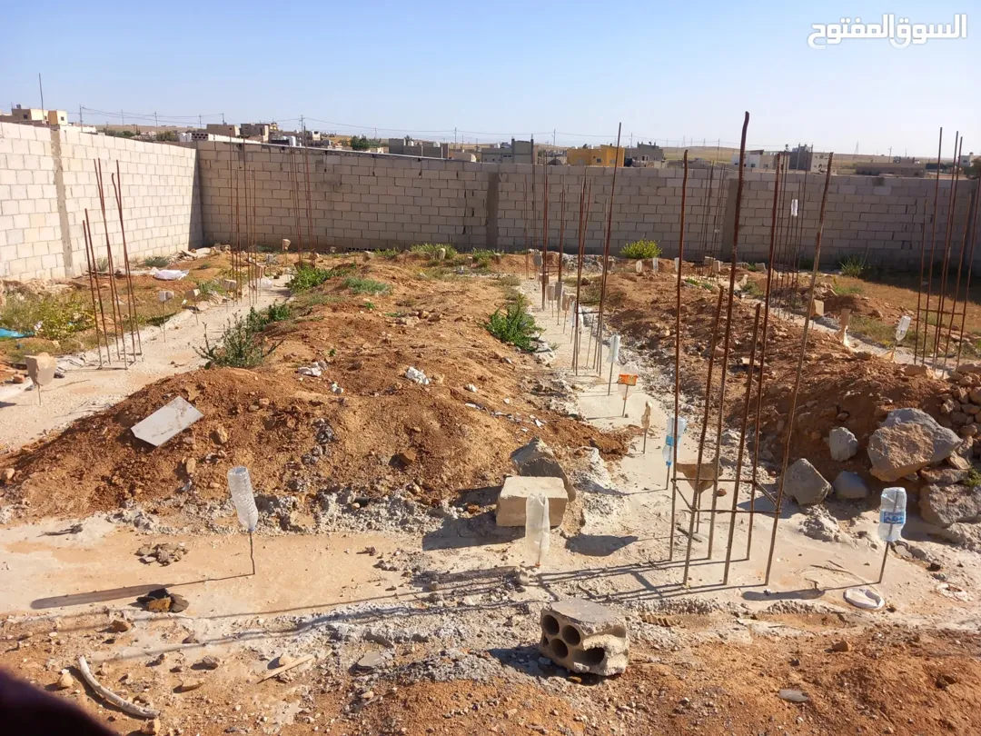 موجود ارض 640متر عليها حوش فيها اساس غرفتين ومطبخ وحمام في الموقر طور شومر مطلوب فيها 13 الف كاش