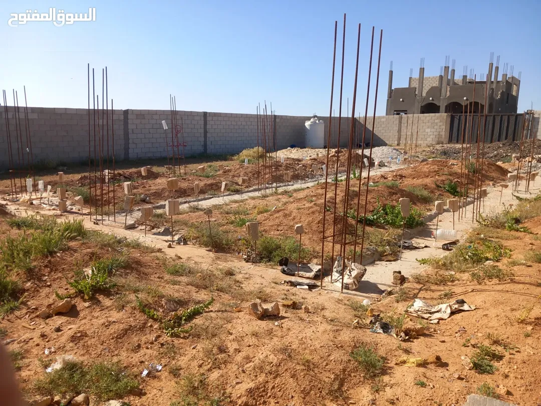 موجود ارض 640متر عليها حوش فيها اساس غرفتين ومطبخ وحمام في الموقر طور شومر مطلوب فيها 13 الف كاش