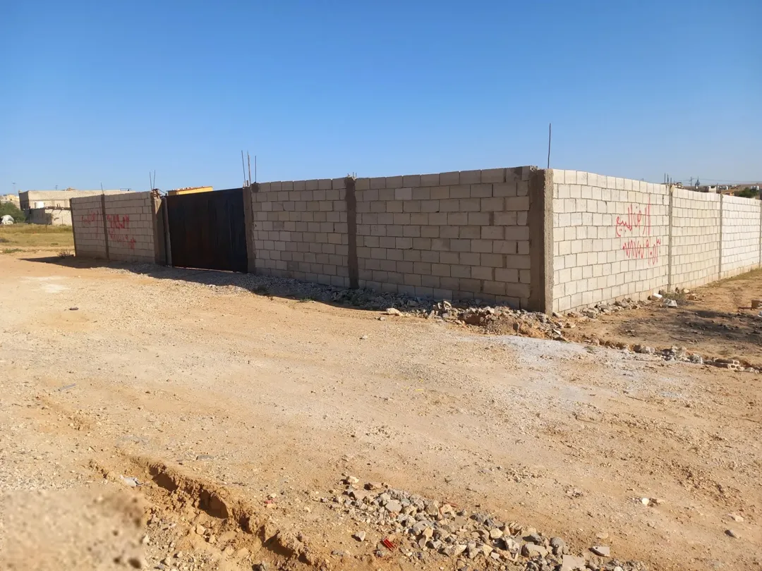 موجود ارض 640متر عليها حوش فيها اساس غرفتين ومطبخ وحمام في الموقر طور شومر مطلوب فيها 13 الف كاش