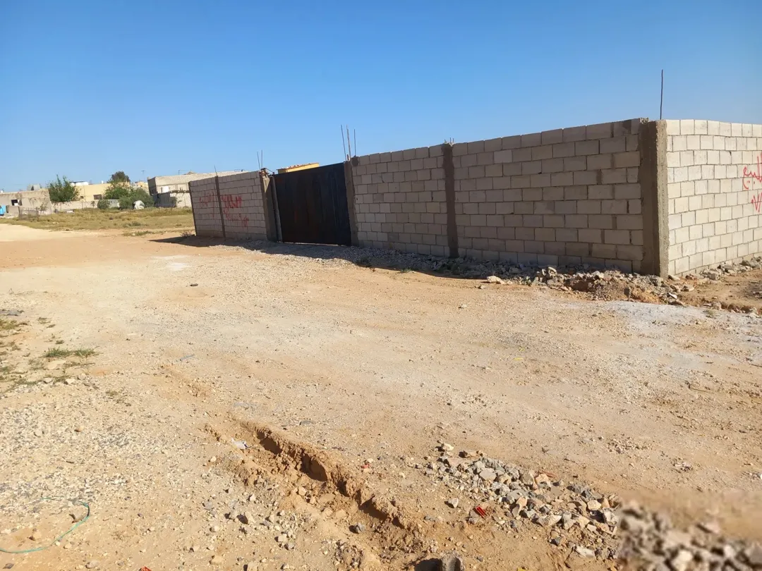 موجود ارض 640متر عليها حوش فيها اساس غرفتين ومطبخ وحمام في الموقر طور شومر مطلوب فيها 13 الف كاش
