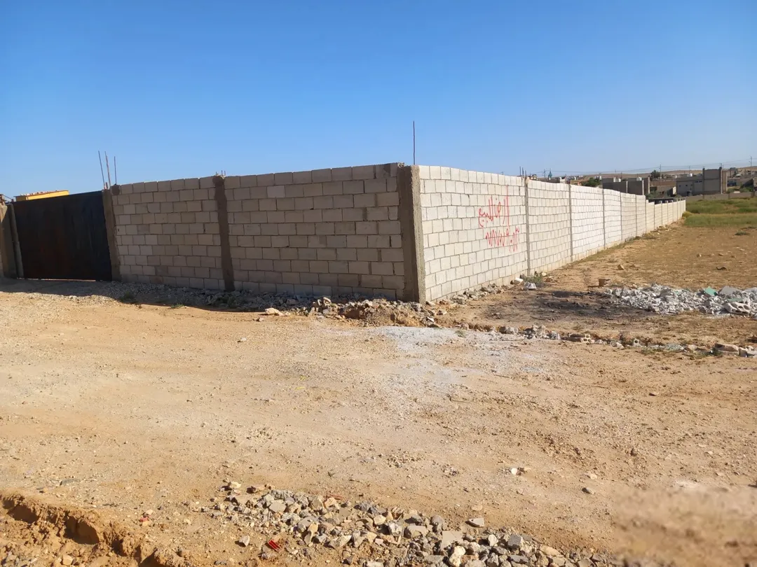 موجود ارض 640متر عليها حوش فيها اساس غرفتين ومطبخ وحمام في الموقر طور شومر مطلوب فيها 13 الف كاش