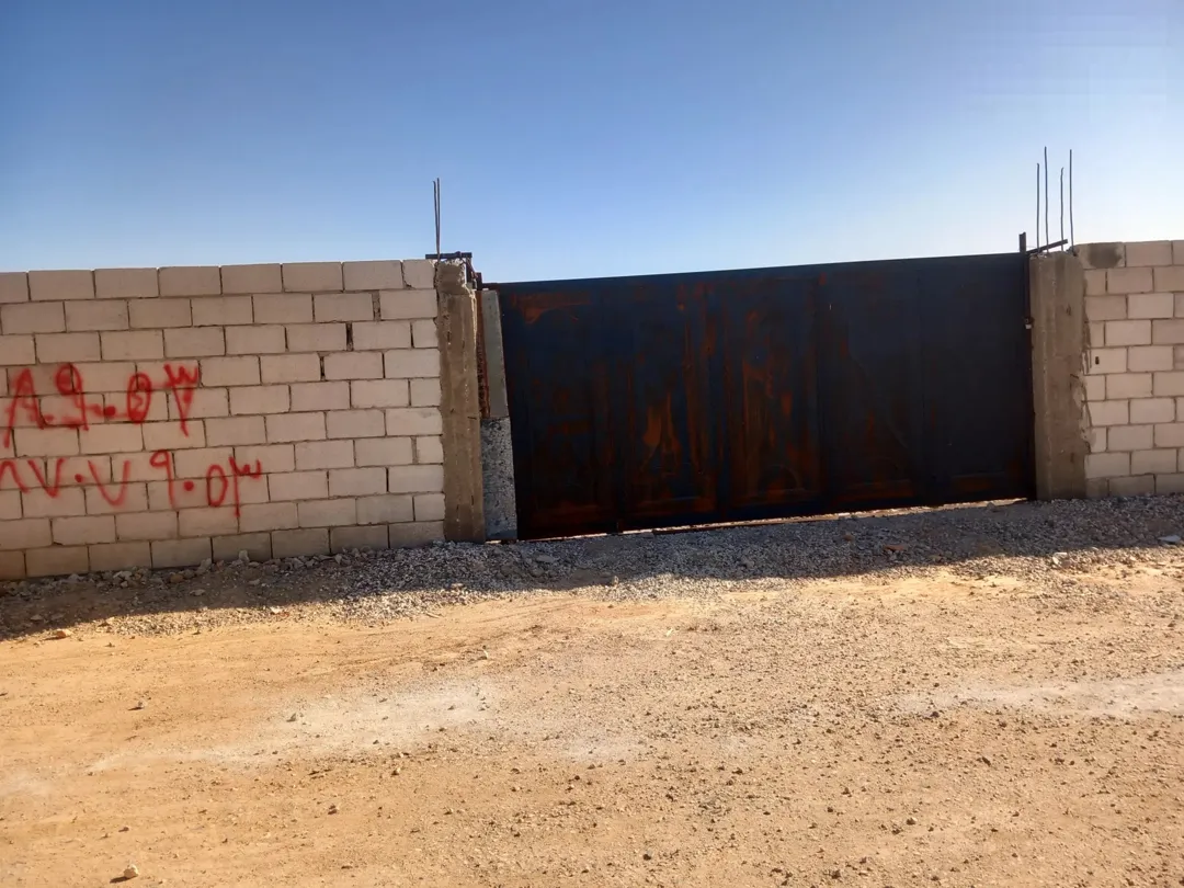 موجود ارض 640متر عليها حوش فيها اساس غرفتين ومطبخ وحمام في الموقر طور شومر مطلوب فيها 13 الف كاش