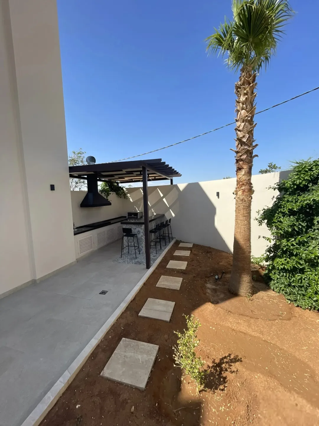 تم تخفيض السعر ( البيع بداعي السفر ) شاليه فاخر جدا و موقع مميز جدا على البحر الميت ( جهة الفنادق )