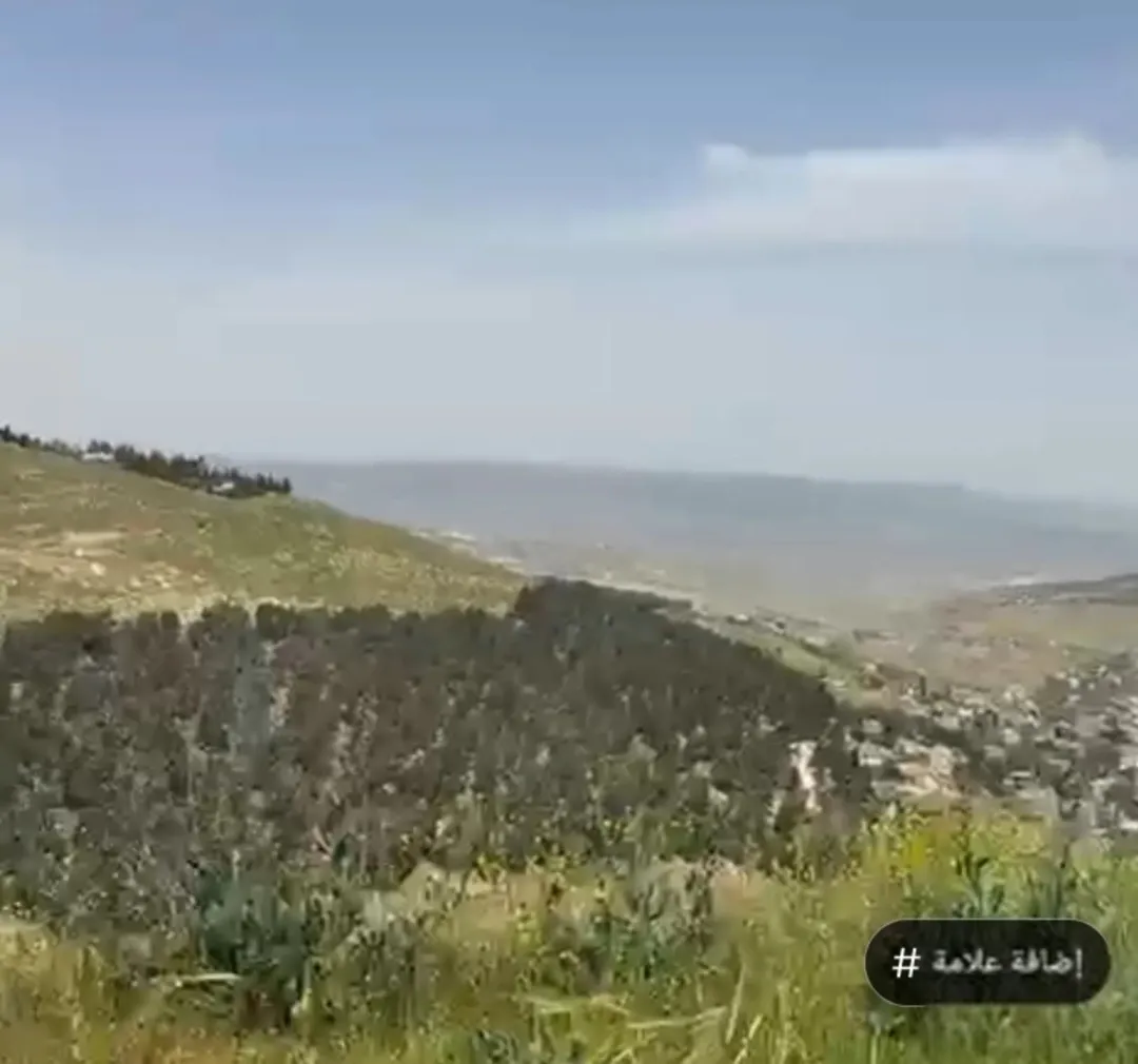 أرض رائعة عالية ومطلة قرب السرو منطقة فلل حديثة تصلح للسكن أو للإستثمار القريب تنازل فوري