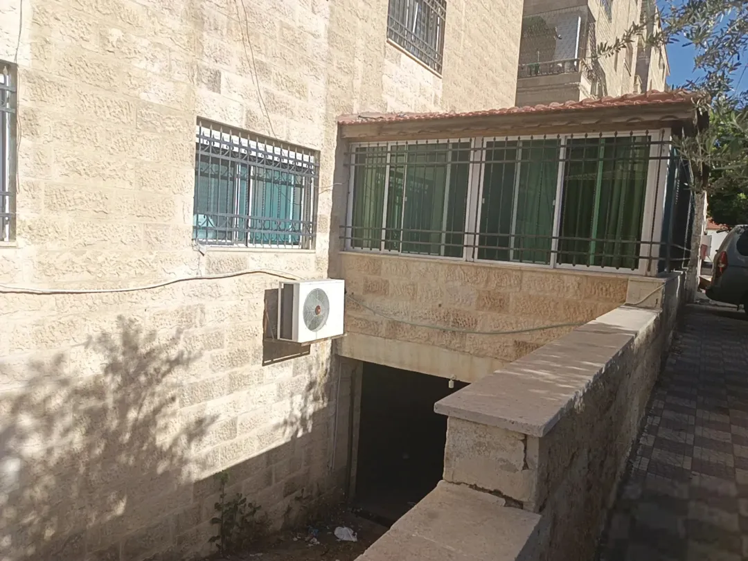 شقة أرضية فاخرة مع تراسات واسعة في ضاحية الأرز – عمان