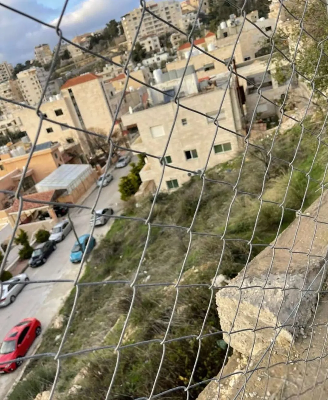 أرض سكنية مميزة للبيع في الفحيص على شارعين