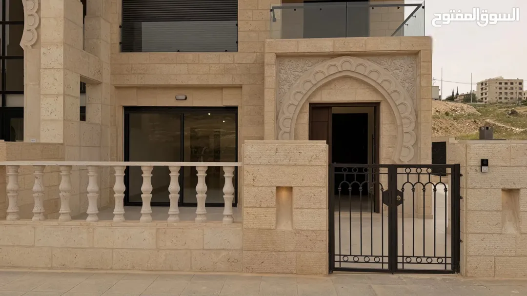شقة أرضية للبيع مساحة 426م2بتدفئة تحت البلاط و تشطيبات فندقية طريق مطار – خلف مدارس العالمية