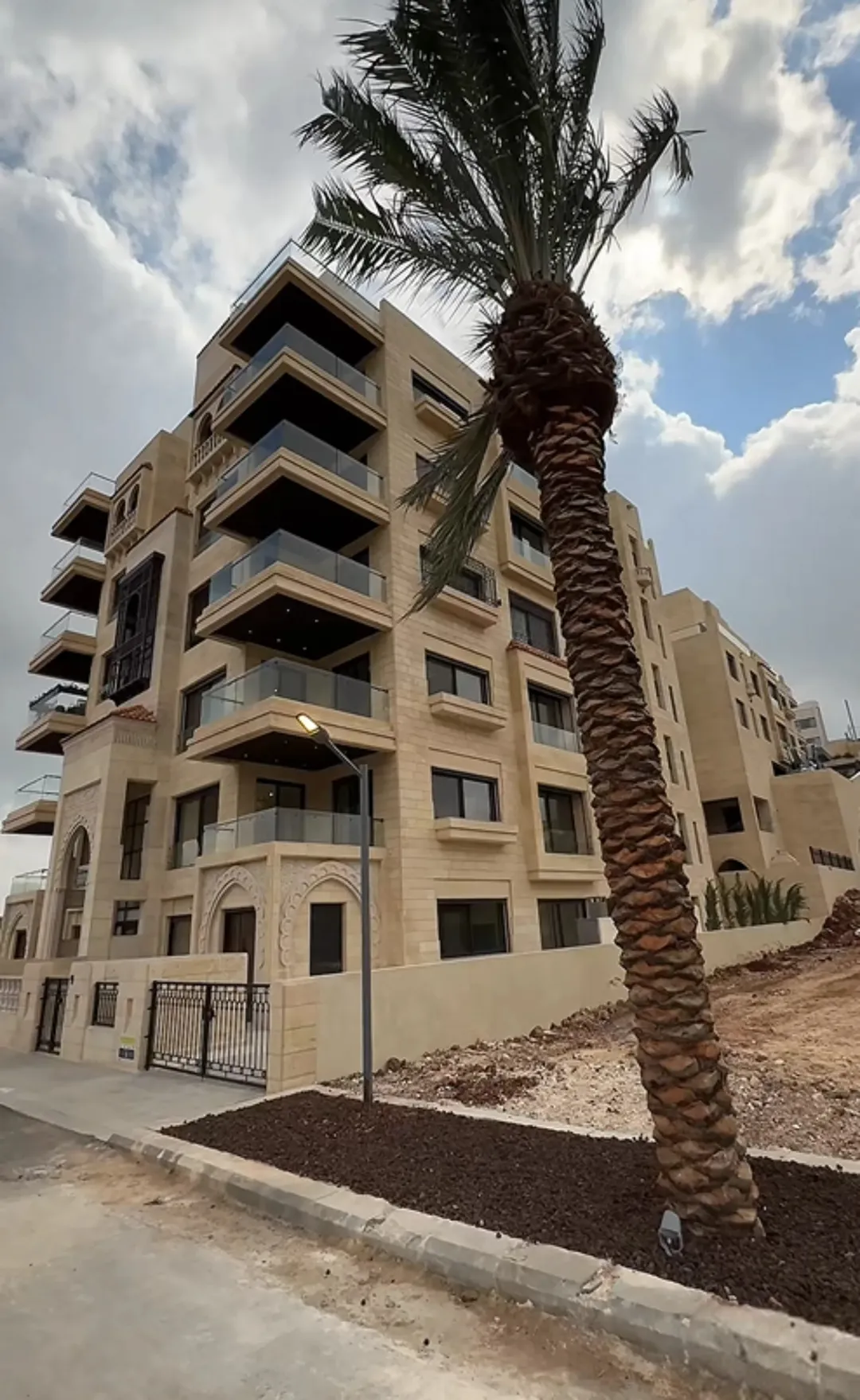 شقة أرضية للبيع مساحة 426م2بتدفئة تحت البلاط و تشطيبات فندقية طريق مطار – خلف مدارس العالمية