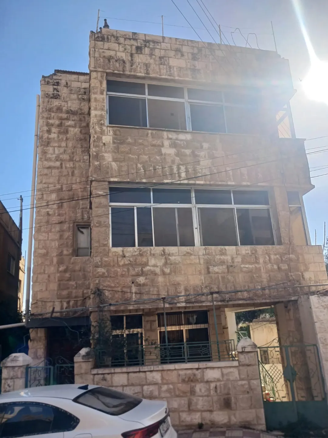 عمارة استثمارية للبيع في موقع متميز في جبل عمان قريية