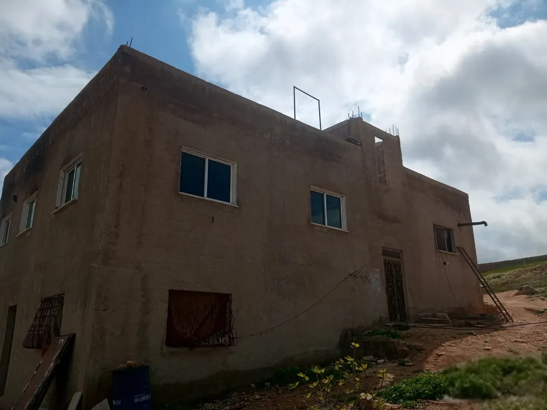 بسم الله الرحمن الرحيم بيت للبيع في منطقة البيضاء بسعر مغري البيت مشترك طابقين قابل للتفاوض