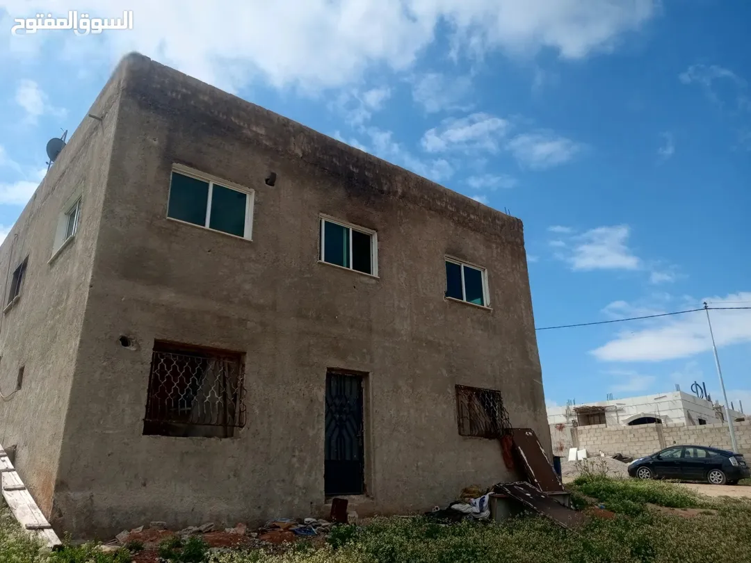 بسم الله الرحمن الرحيم بيت للبيع في منطقة البيضاء بسعر مغري البيت مشترك طابقين قابل للتفاوض