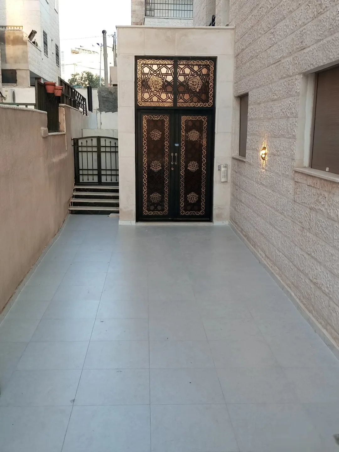 شقه مميزه ديلوكس في موقع استراتيجي قريب من مستشفى الأمير بديعه وبسمة الجديد