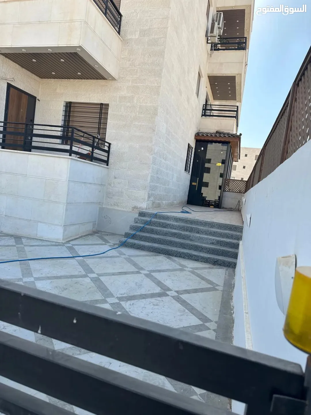 شقه مفروشه بالكامل طابق ارضي للبيع خلف اربد مول الجديد
