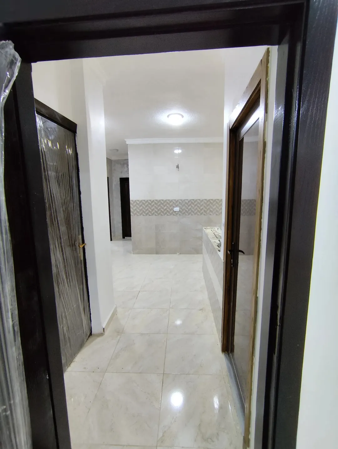 شقة للبيع في الزرقاء – الجبل الشمالي بتشطيب سوبر شخصي