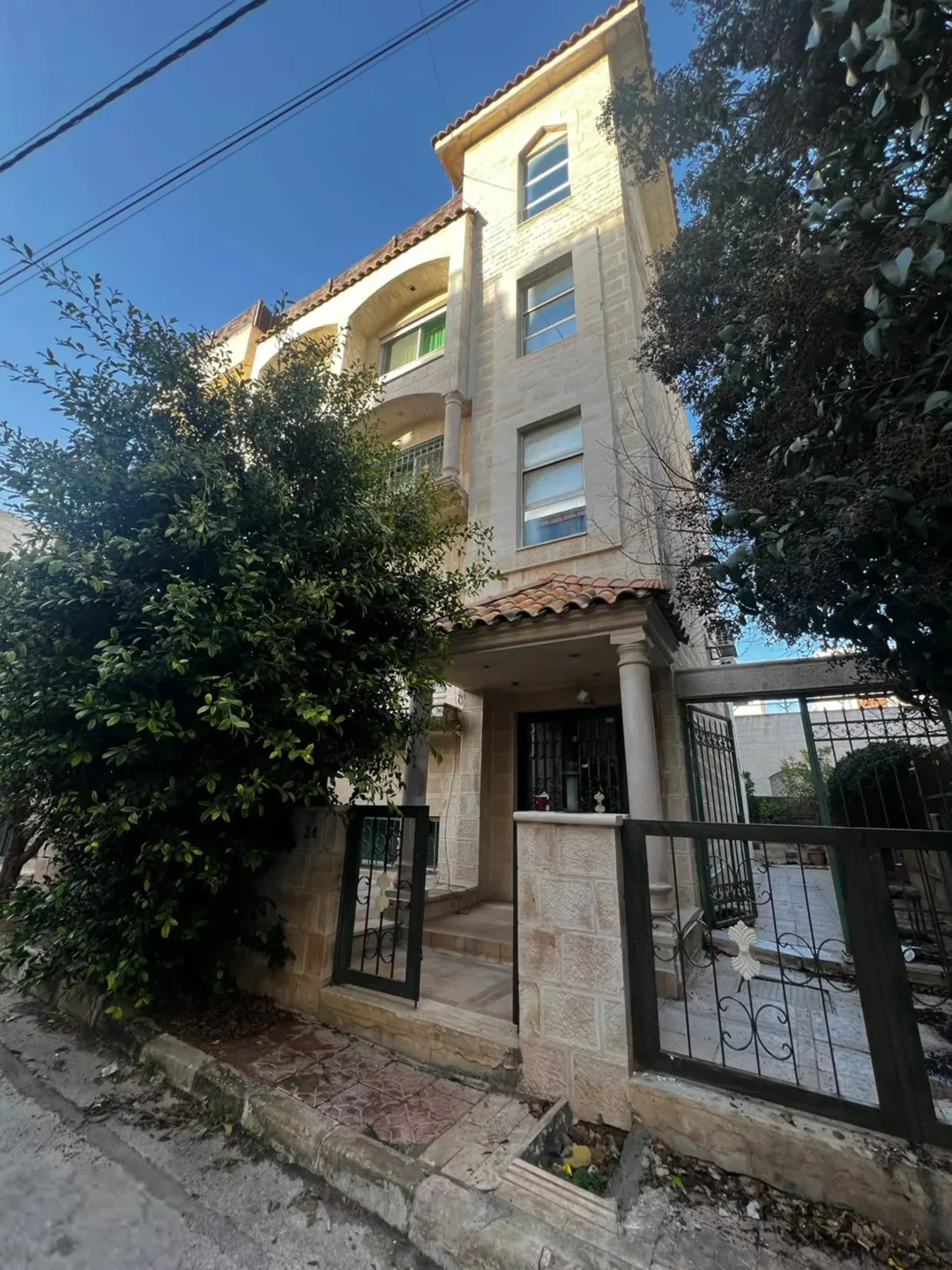 عمارة سكنية مع قطعة أرض على شارعين فرصة استثمارية في الياسمين
