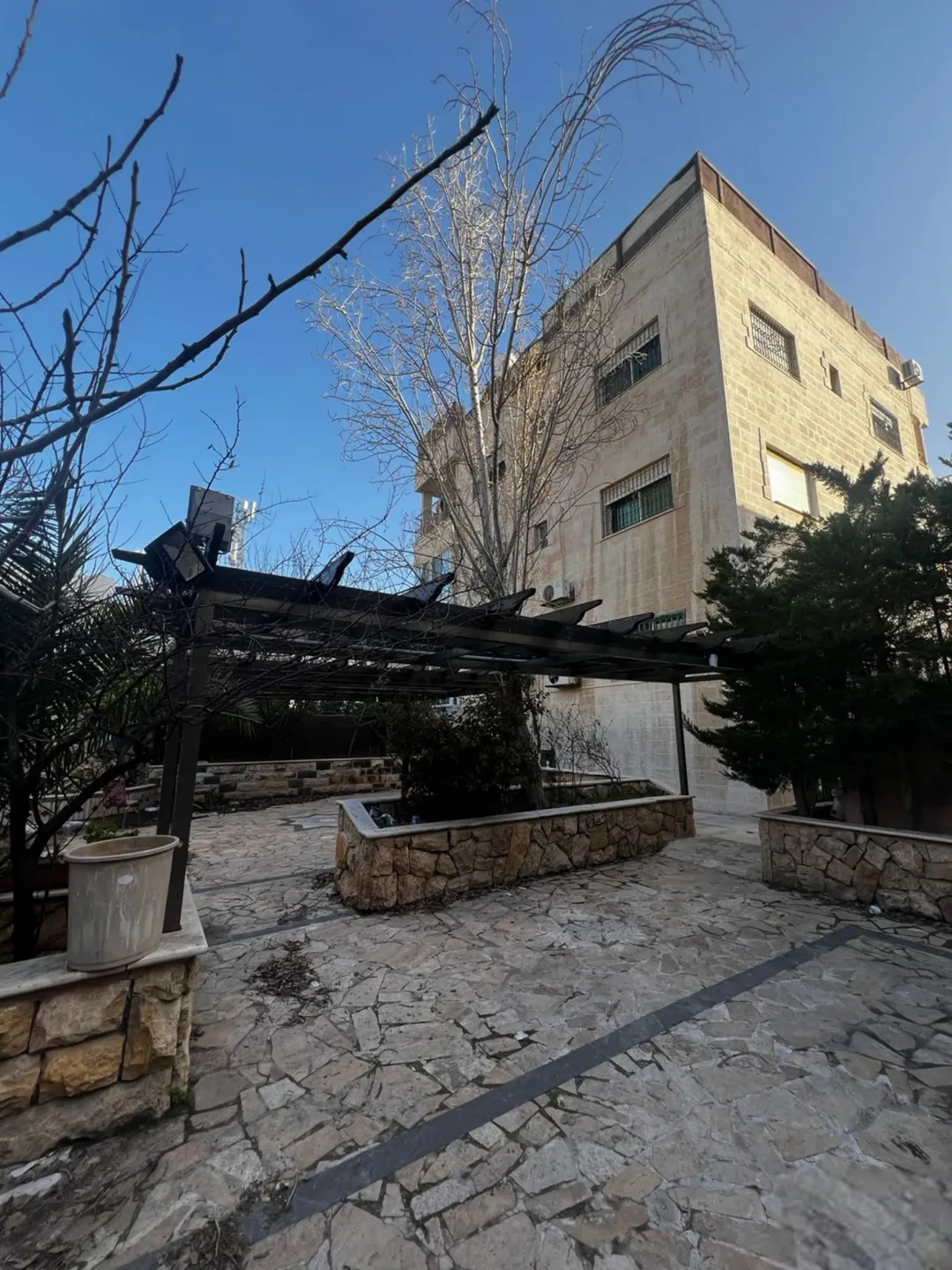عمارة سكنية مع قطعة أرض على شارعين فرصة استثمارية في الياسمين