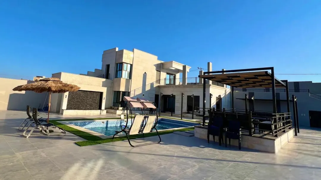 مزرعة وفيلا فاخرة مع شاليه للبيع في سما الروسان – إربد