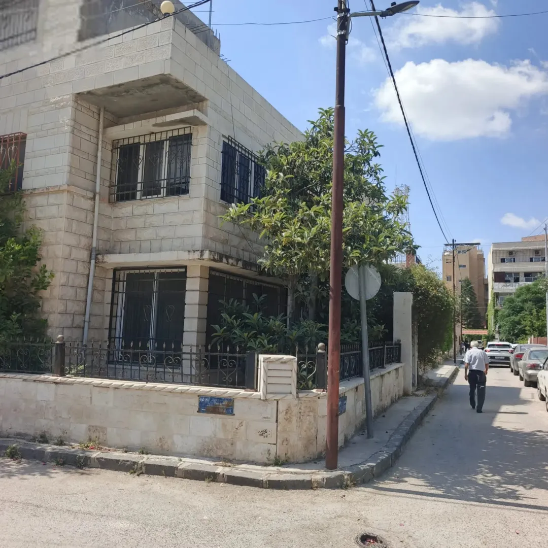 منزل طابقين متميز خلف البريد