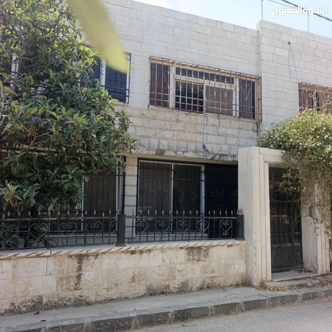 منزل طابقين متميز خلف البريد