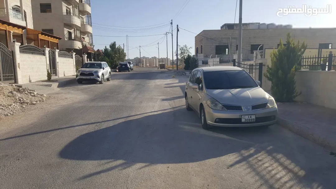 قطعة أرض مميزة بإطلالة خلابة على الغرب للبيع في قلب المرقب
