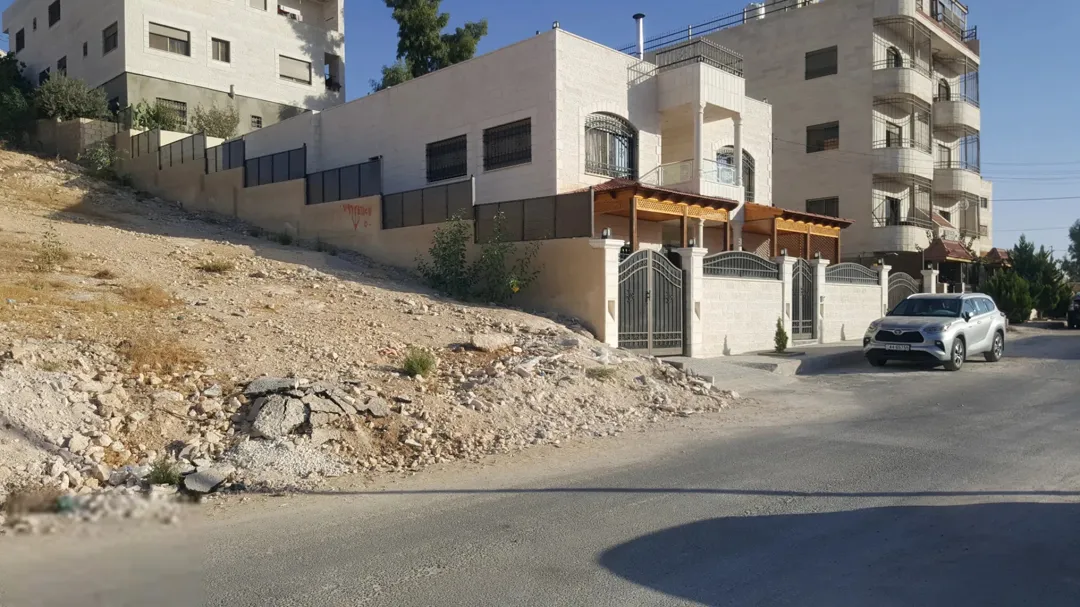 قطعة أرض مميزة بإطلالة خلابة على الغرب للبيع في قلب المرقب