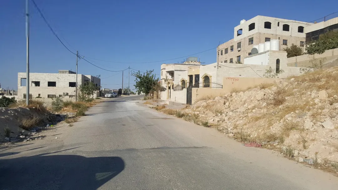 قطعة أرض مميزة بإطلالة خلابة على الغرب للبيع في قلب المرقب