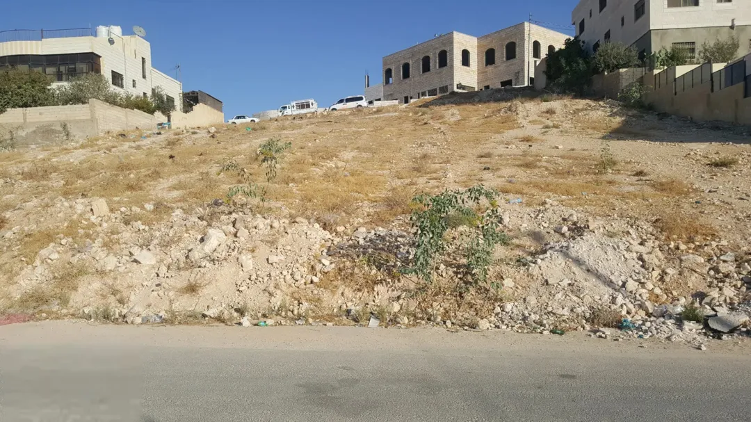 قطعة أرض مميزة بإطلالة خلابة على الغرب للبيع في قلب المرقب