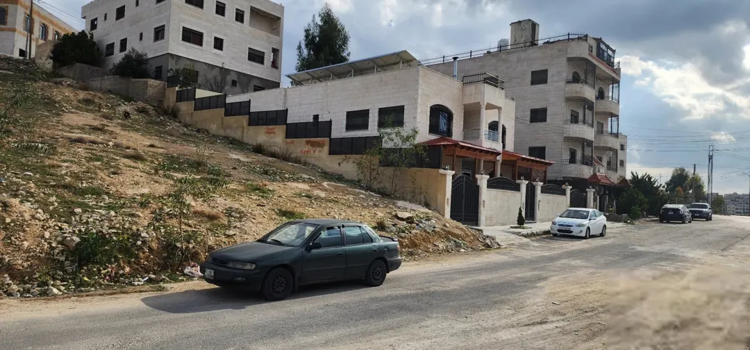 قطعة أرض مميزة بإطلالة خلابة على الغرب للبيع في قلب المرقب