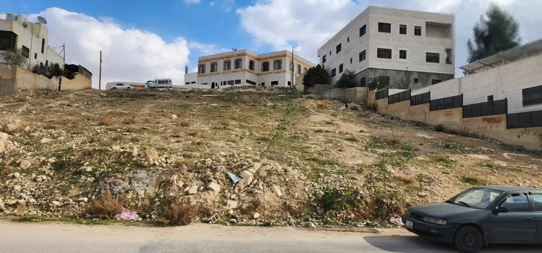 قطعة أرض مميزة بإطلالة خلابة على الغرب للبيع في قلب المرقب