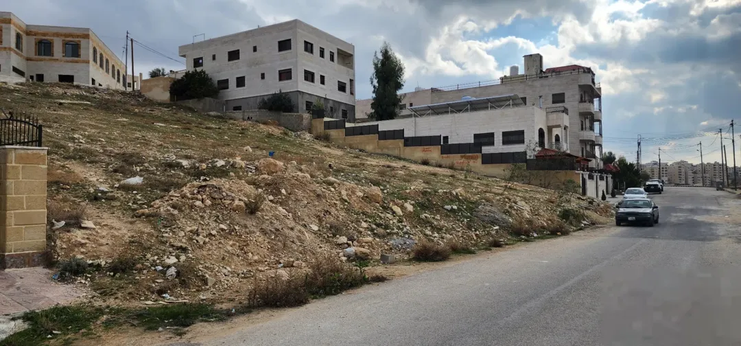 قطعة أرض مميزة بإطلالة خلابة على الغرب للبيع في قلب المرقب