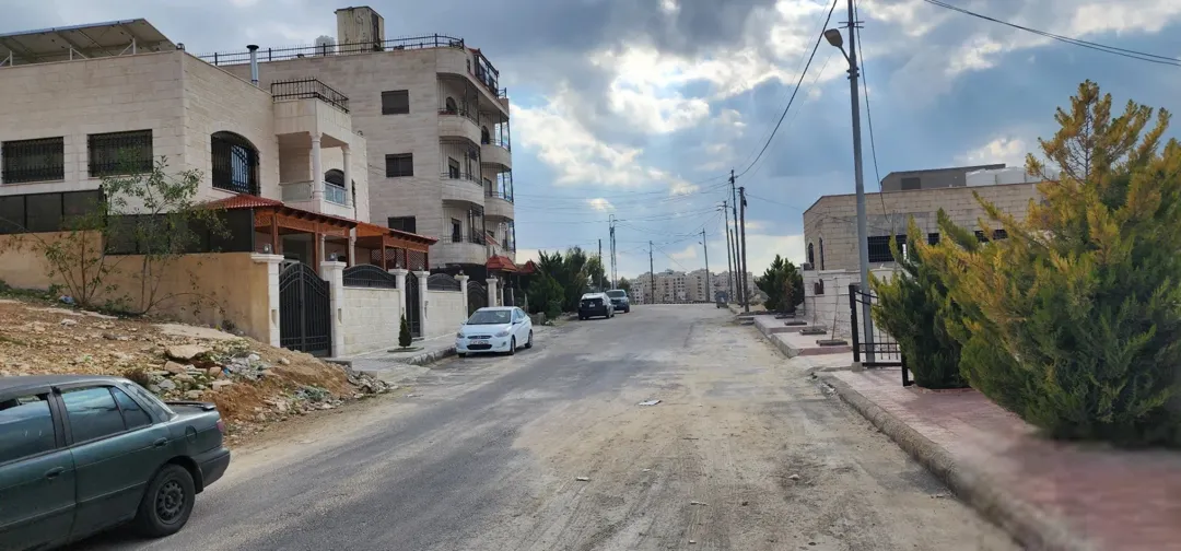 قطعة أرض مميزة بإطلالة خلابة على الغرب للبيع في قلب المرقب