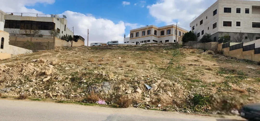 قطعة أرض مميزة بإطلالة خلابة على الغرب للبيع في قلب المرقب