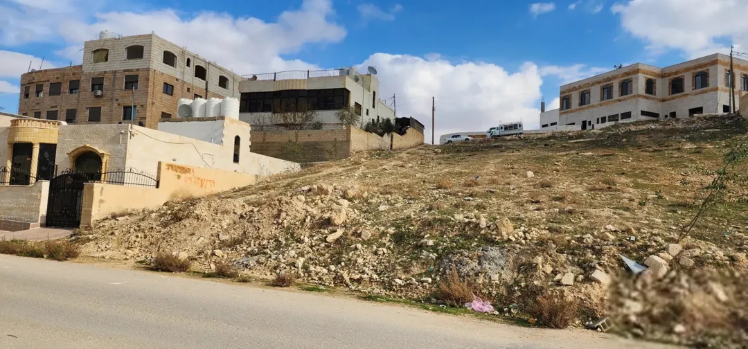 قطعة أرض مميزة بإطلالة خلابة على الغرب للبيع في قلب المرقب