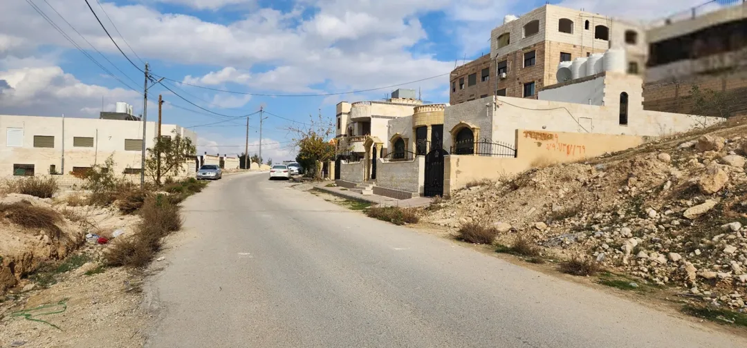 قطعة أرض مميزة بإطلالة خلابة على الغرب للبيع في قلب المرقب