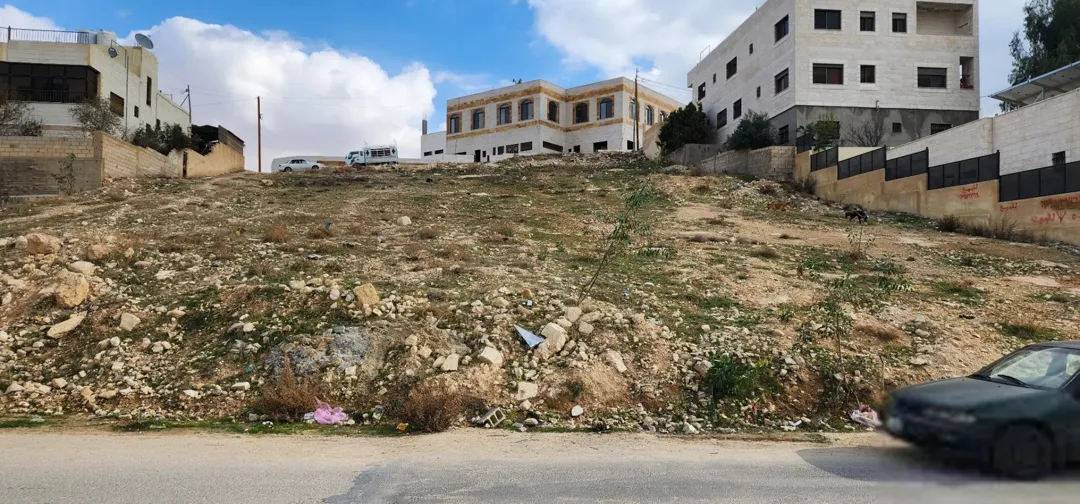 قطعة أرض مميزة بإطلالة خلابة على الغرب للبيع في قلب المرقب