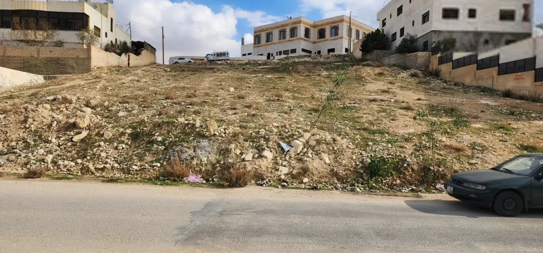 قطعة أرض مميزة بإطلالة خلابة على الغرب للبيع في قلب المرقب