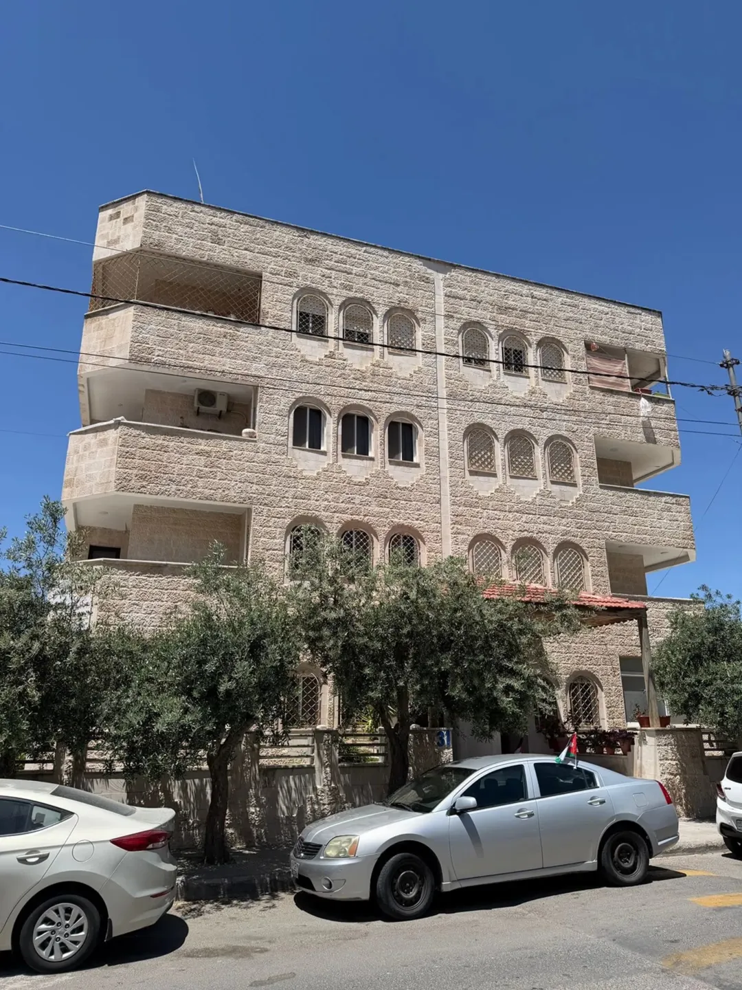 شقة للبيع أو للإيجار السنوي في الجبيهة – موقع مميز بالقرب من الجامعة الأردنية