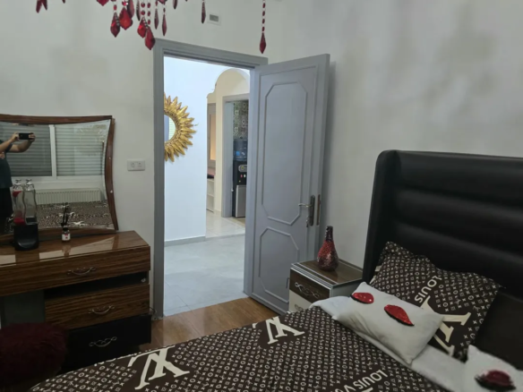 شقة أرضية مفروشة فاخرة في الجبيهة مدخل مستقل يشبه الفيلا للايجار