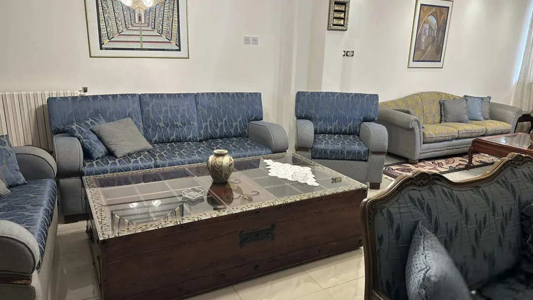 / شقه ارضيه مستقله الشقه مفروشة بالكامل للإيجار، موقع مميز قريب من جميع الخدمات،