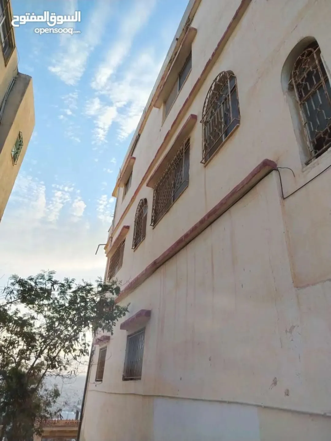 عمارة سكنية فاخرة من ثلاثة طوابق