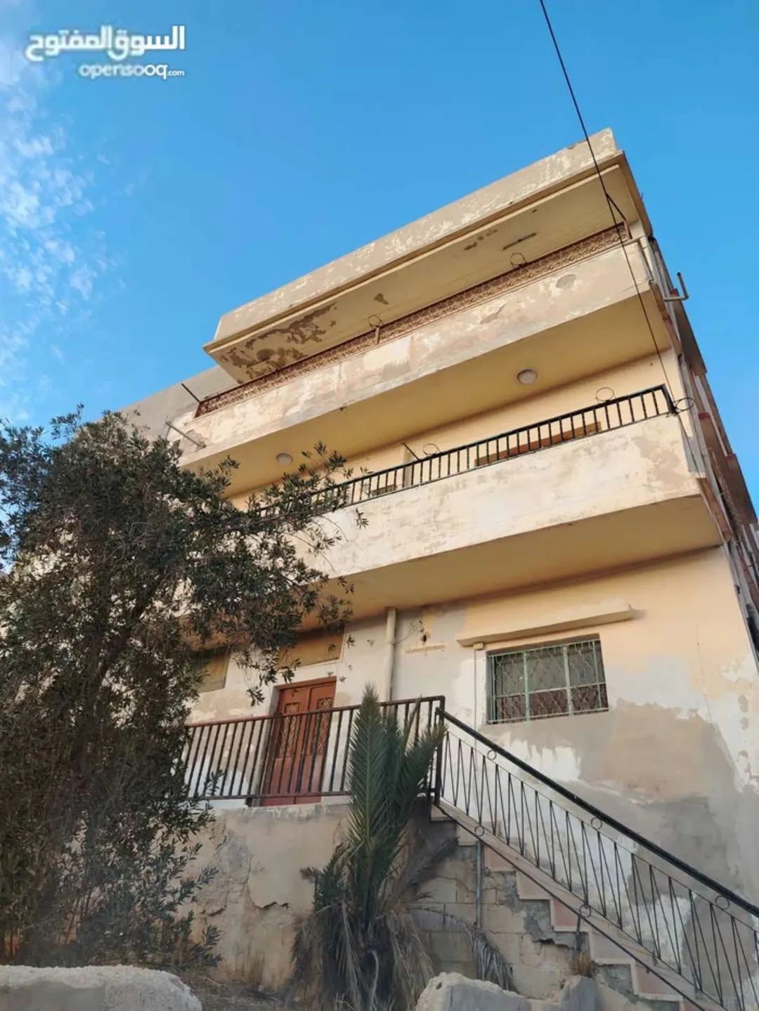 عمارة سكنية فاخرة من ثلاثة طوابق