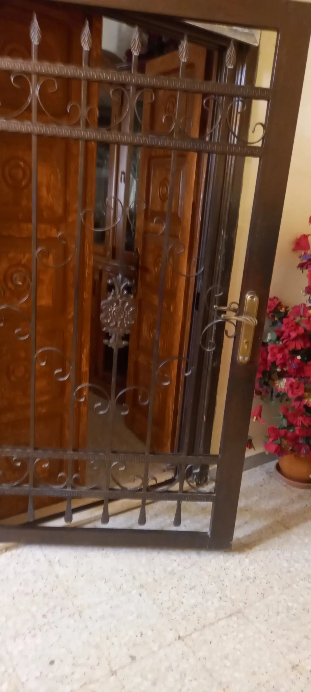 عمارة سكنية فاخرة من ثلاثة طوابق