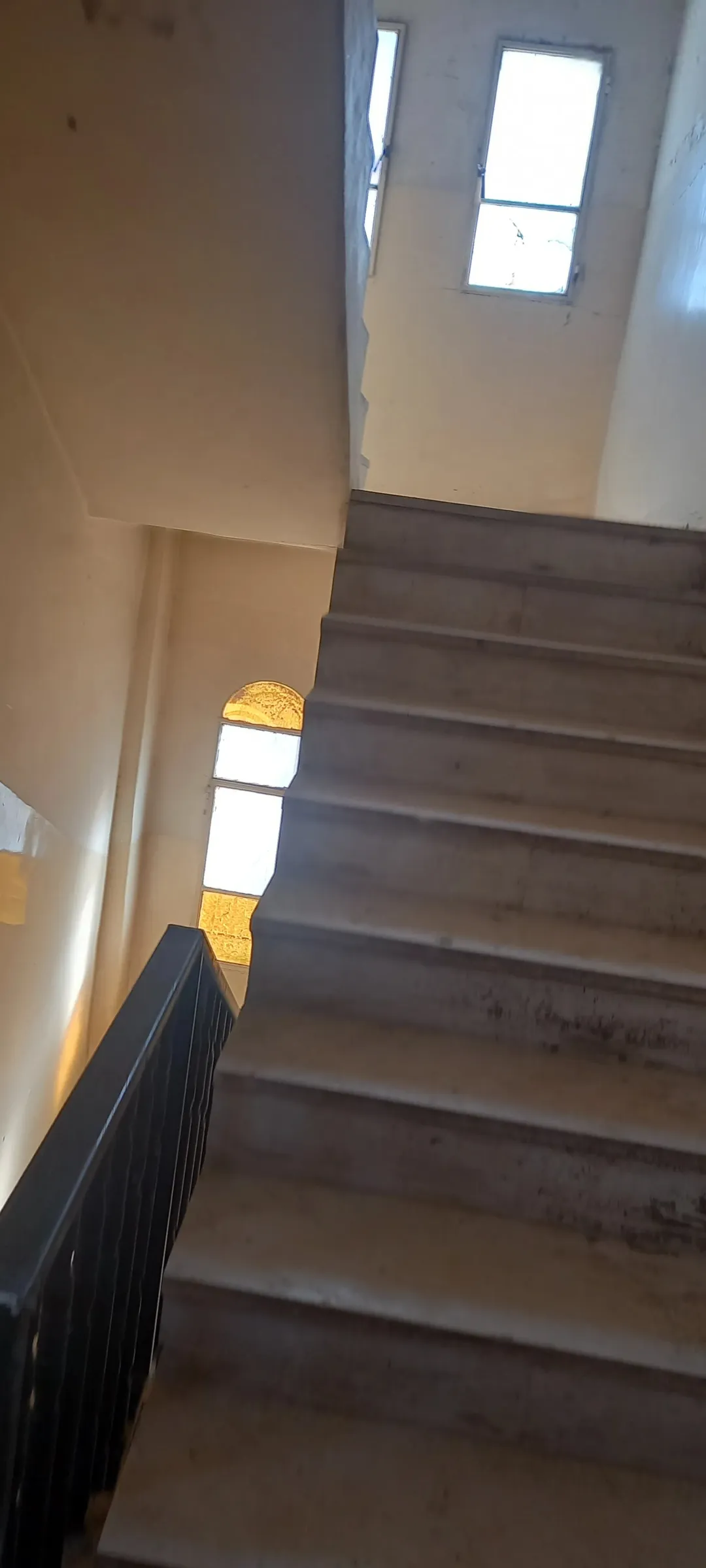 عمارة سكنية فاخرة من ثلاثة طوابق