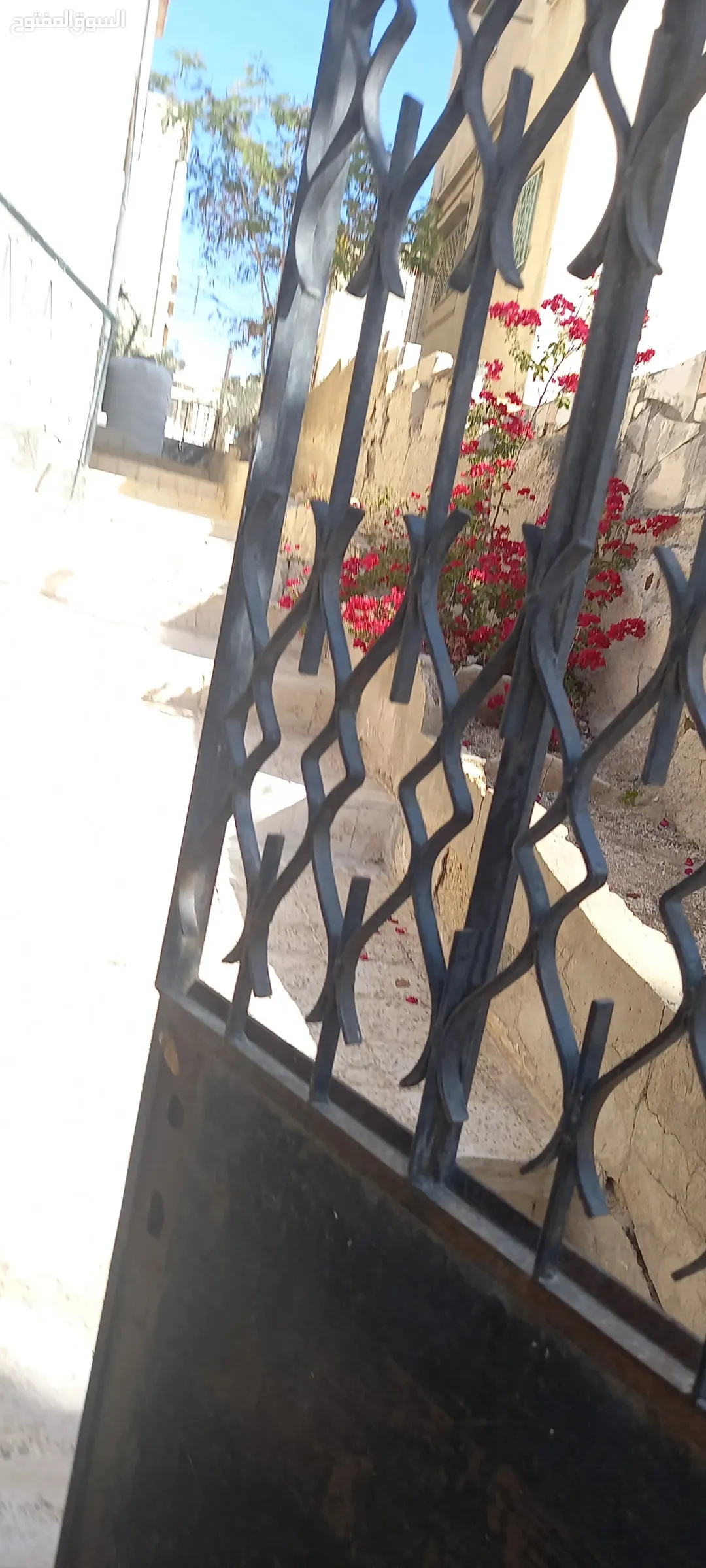 عمارة سكنية فاخرة من ثلاثة طوابق