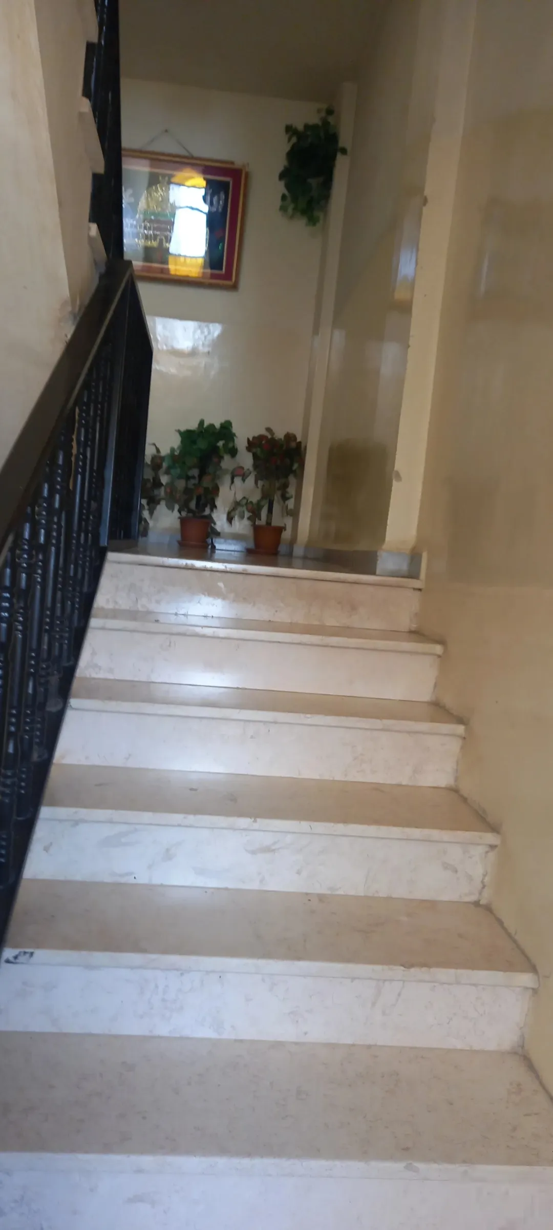 عمارة سكنية فاخرة من ثلاثة طوابق