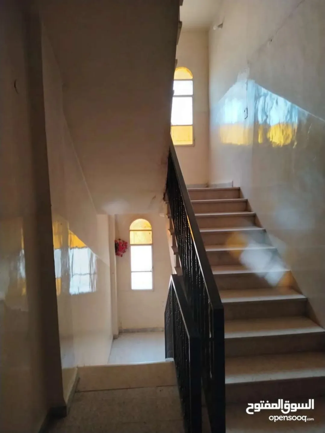 عمارة سكنية فاخرة من ثلاثة طوابق