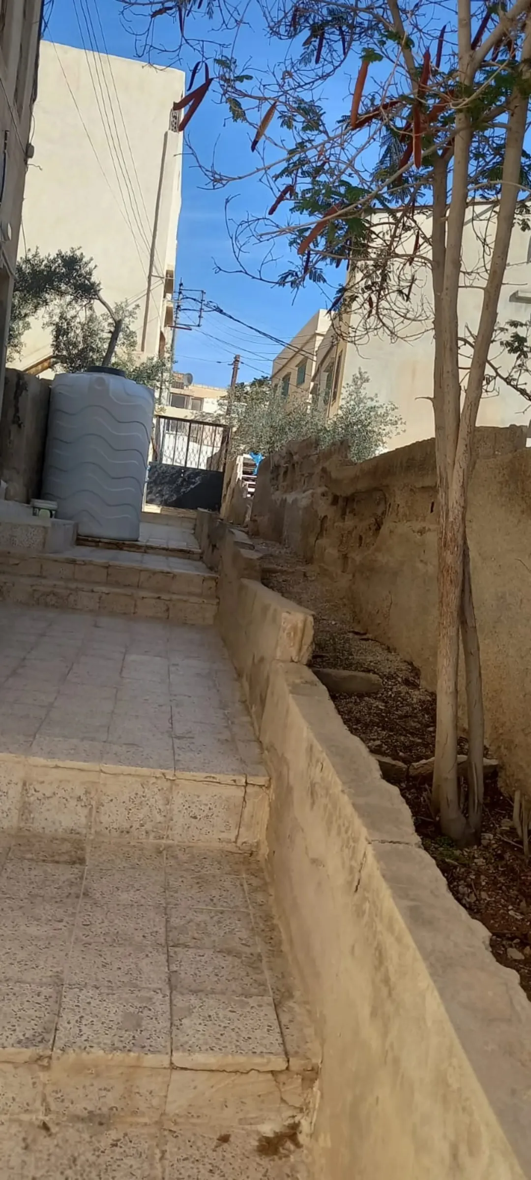 عمارة سكنية فاخرة من ثلاثة طوابق