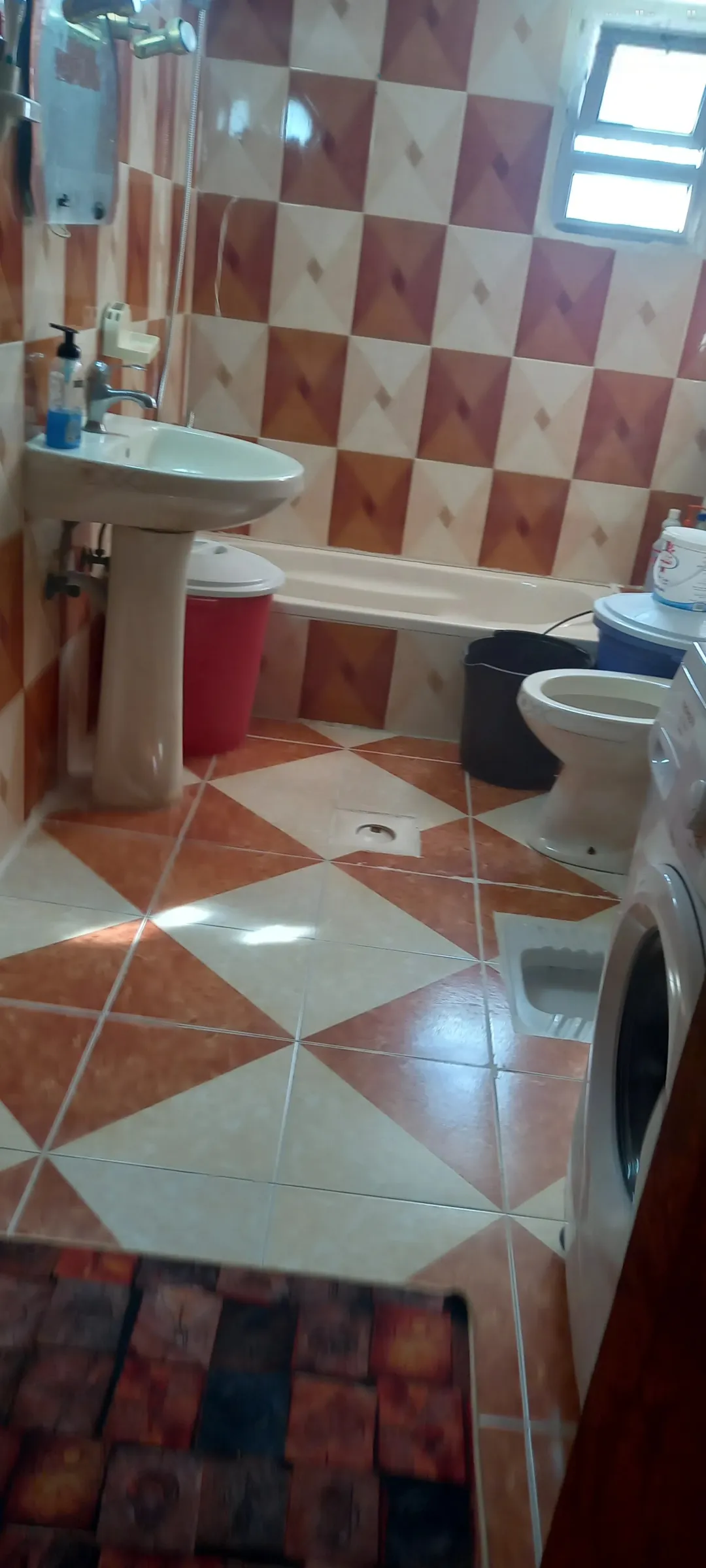 عمارة سكنية فاخرة من ثلاثة طوابق